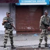 Lực lượng an ninh Ấn Độ gác tại một tuyến phố ở Jammu ngày 5/8/2019. (Ảnh: AFP/TTXVN)