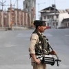 Binh sỹ bán quân sự Ấn Độ gác trong thời gian áp đặt lệnh giới nghiêm tại Srinagar, thủ phủ mùa hè thuộc bang Jammu-Kashmir do Ấn Độ kiểm soát ngày 5/8/2019. (Ảnh: AFP/TTXVN)
