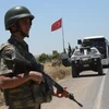 Binh sỹ quân đội Thổ Nhĩ Kỳ gác tại cửa khẩu Mursitpinar ở tỉnh Sanliurfa, giáp giới thị trấn Kobane của Syria. (Ảnh: AFP/TTXVN)