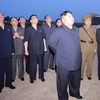 (Ảnh do Hãng thông tấn Trung ương Triều Tiên KCNA đăng phát): Nhà lãnh đạo Triều Tiên Kim Jong-un thị sát vụ phóng thử tên lửa chiến thuật kiểu mới tại một địa điểm ở nước này, ngày 6/8/2019. (Ảnh: Yonhap/TTXVN)