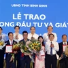 Thủ tướng Nguyễn Xuân Phúc chứng kiến Lễ trao Quyết định chấp thuận chủ trương đầu tư và Giấy chứng nhận đầu tư cho các doanh nghiệp. (Ảnh: Thống Nhất/TTXVN)