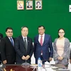 Bộ trưởng Du lịch Campuchia Thong Khon (thứ 3 từ phải qua) và Giám đốc điều hành Cambodia Angkor Air (thứ 3 từ trái qua). (Nguồn: khmertimeskh.com)