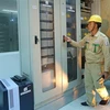 Công nhân Công ty Truyền tải Điện 4 vận hành hệ thống thông tin tại trạm biến áp 500kV Duyên Hải. (Ảnh: Ngọc Hà/TTXVN)