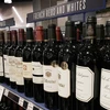 Các chai rượu của Pháp được bày bán tại siêu thị ở Los Angeles, California (Mỹ) ngày 18/8/2019. (Ảnh: AFP/TTXVN)