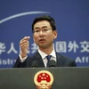 Người phát ngôn Bộ Ngoại giao Trung Quốc Cảnh Sảng phát biểu tại cuộc họp báo ở Bắc Kinh. (Ảnh: EPA/TTXVN)