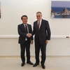 Ông Lee Do-hoon (trái) và ông Igor Morgulov trong cuộc gặp tại Vladivostok. (Nguồn: Yonhap)