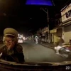 [Video] TP. HCM: Một người phụ nữ chặn đầu ôtô để bán vé số