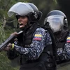 Lực lượng an ninh Venezuela triển khai gần khu vực biên giới giữa Colombia và Venezuela. (Ảnh: AFP/TTXVN)