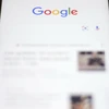 Biểu tượng của hãng công nghệ Google trên điện thoại thông minh. (Ảnh: AFP/TTXVN)