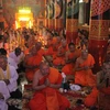 Đồng bào Phật tử Khmer thực hiện nghi lễ đặt cơm vắt (Bos Bai Ben) mùa Sene Dolta. (Ảnh: Chanh Đa/TTXVN)