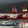 Bốc xếp hàng container tại cảng Quy Nhơn (Bình Định). (Ảnh: Huy Hùng/TTXVN)