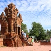 Du khách tham quan, chụp ảnh lưu niệm tại tháp Po Klong Garai. (Ảnh: Nguyễn Thành/TTXVN)