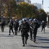 Cảnh sát Pháp triển khai để ngăn chặn những người biểu tình của phong trào "Áo vàng" quá khích tại thủ đô Paris ngày 21/9. (Ảnh: AFP/TTXVN)