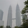Tòa tháp đôi Petronas ở thủ đô Kuala Lumpur, Malaysia chìm trong khói mù ngày 10/9/2019. (Ảnh: THX/TTXVN)