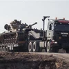 Xe quân sự của quân đội Thổ Nhĩ Kỳ được vận chuyển đến Sanliurfa, giáp giới Syria ngày 16/1/2018. (Ảnh: AFP/TTXVN)