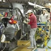 Công nhân làm việc tại nhà máy của hãng sản xuất ôtô Nissan. (Nguồn: EPA/TTXVN)