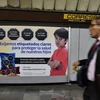 Một bảng hiệu ở ga tàu điện ngầm tại Mexico City, trong đó cho thấy các cảnh báo đồ ăn vặt đối với trẻ em. (Nguồn: bangkokpost.com)