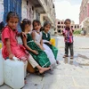 Trẻ em chơi đùa tại một khu phố ở Taez, tỉnh Hodeida, Yemen. (Ảnh: AFP/TTXVN)