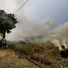 Đốt rơm rạ gây khói mù tại khu vực các xã huyện Quốc Oai. (Ảnh: Trọng Đạt/TTXVN)