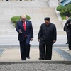 Ngày 30/6/2019, Tổng thống Mỹ Donald Trump (trái) và nhà lãnh đạo Triều Tiên Kim Jong-un (phải) bất ngờ gặp lại nhau tại làng đình chiến Panmunjom trong Khu phi quân sự (DMZ) chia cắt hai miền Triều Tiên. (Ảnh: THX/TTXVN)