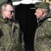 Tổng thống Nga Vladimir Putin (trái) và Bộ trưởng Quốc phòng Sergei Shoigu tới thị sát cuộc tập trận Tsentr-2019 tại Donguz, gần thành phố Orenburg, ngày 20/9/2019. (Ảnh: AFP/TTXVN)