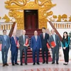 Thủ tướng Nguyễn Xuân Phúc chụp ảnh lưu niệm với các doanh nghiệp đầu tư vào Việt Nam. (Ảnh: Dương Giang/TTXVN)