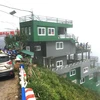 Công trình xây dựng nhà nghỉ, nhà hàng Panorama trái phép ở đỉnh đèo Mã Pì Lèng, huyện Mèo Vạc, tỉnh Hà Giang. (Ảnh: TTXVN)