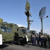 Tổng thống Vladimir Putin cùng các quan chức cấp cao quân đội Nga thăm trung tâm bay thử nghiệm quân sự ở Akhtubinsk, Nga. (Ảnh: AFP/TTXVN)