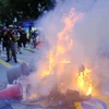 Người biểu tình bạo lực đốt phá trên đường phố tại Hong Kong, Trung Quốc. (Ảnh: THX/TTXVN)