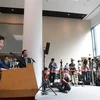 Trưởng Khu hành chính đặc biệt Hong Kong Lâm Trịnh Nguyệt Nga (trái) phát biểu tại một cuộc họp báo ở Hong Kong. (Ảnh: AFP/TTXVN)
