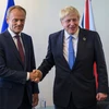 Chủ tịch Hội đồng châu Âu Donald Tusk (trái) trong cuộc gặp Thủ tướng Anh Boris Johnson tại New York (Mỹ) ngày 23/9/2019. (Ảnh: AFP/TTXVN)