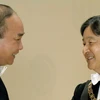 Nhà Vua Nhật Bản Naruhito đón Thủ tướng Nguyễn Xuân Phúc. (Ảnh: TTXVN phát)