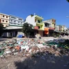 Rác thải chất đống tại khu vực sau chợ Vinh, đoạn ngã tư số 4, khu đô thị Long Châu, phường Vinh Tân. (Ảnh: Tá Chuyên/TTXVN)