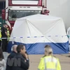 Cảnh sát điều tra tại hiện trường phát hiện 39 thi thể trong container hàng ở khu công nghiệp Waterglade, Essex, Anh, ngày 23/10. (Ảnh: THX/TTXVN)