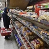 Người dân lựa chọn hàng tại một siêu thị ở Yukon Delta, Alaska (Mỹ). (Ảnh: AFP/TTXVN)