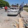 Ôtô bị phá hủy sau một vụ tấn công tại sân bay quốc tế Mitiga ở Tripoli, Libya (Ảnh: AFP/TTXVN)