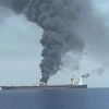 Khói bốc lên từ tàu chở dầu của Iran gần thành phố cảng Jeddah (Saudi Arabia) sau vụ nổ ngày 11/10/2019. (Ảnh: Mirror/TTXVN)