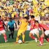 Một pha tranh bóng giữa các cầu thủ Phố Hiến và Thanh Hóa ở V-League. (Ảnh: Nguyễn Oanh/TTXVN)