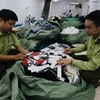 Lực lượng chức năng kiểm tra số hàng may mặc nhập khẩu được thay thế bằng nhãn mác IFU. (Ảnh: Trần Việt/TTXVN)