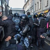 Cảnh sát Nga khám xét một đối tượng tình nghi trong chiến dịch tăng cường an ninh tại Moskva, Nga, ngày 10/8. (Ảnh: AFP/TTXVN)