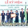 Phó Chủ tịch nước Đặng Thị Ngọc Thịnh trao Huân chương Lao động hạng Nhất của Chủ tịch nước cho Bệnh viện Phụ sản Hà Nội. (Ảnh: Minh Quyết/TTXVN)