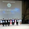 Tặng bằng khen cho 10 sinh viên Việt Nam có thành tích học tập xuất sắc. (Ảnh: Duy Trinh/TTXVN)