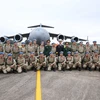 Cán bộ, chiến sỹ Bệnh viện dã chiến cấp 2 số 2 chụp ảnh chung trước khi lên máy bay sang Phái bộ Liên hợp quốc tại Nam Sudan thực hiện nhiệm vụ. (Ảnh: Dương Giang/TTXVN)