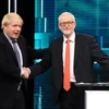 Thủ tướng Anh Boris Johnson (trái) và Lãnh đạo Công đảng Jeremy Corbyn trong cuộc tranh luận trực tiếp đầu tiên trên truyền hình ở London tối 19/11/2019. (Ảnh: AFP/TTXVN)