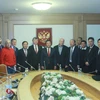 Ông Nguyễn Xuân Thắng và ông Dmitry Georievich Novikov cùng các đại biểu chụp ảnh chung. (Ảnh: Trần Hiếu/TTXVN)