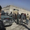 Cảnh sát và thường dân tập trung tại địa điểm xảy ra vụ xả súng ở Kabul, Afghanistan. (Nguồn: AP)