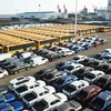 Ôtô xuất khẩu được xếp tại cảng ở Liên Vân Cảng, tỉnh Giang Tô, miền Đông Trung Quốc. (Ảnh: THX/TTXVN)