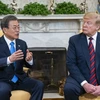 Tổng thống Hàn Quốc Moon Jae-in và người đồng cấp Mỹ Donald Trump. (Nguồn: Bloomberg)