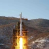 Tên lửa đẩy Unha-3 rời khỏi bệ phóng trong một cuộc thử nghiệm tại bãi thử Sohae thuộc tỉnh Dongchang-ri của Triều Tiên tháng 12/2012. (Ảnh: KCNA/TTXVN)