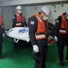 Nhân viên cứu hộ chuyển một thi thể được tìm thấy gần khu vực chìm của tàu Daeseong. (Nguồn: Yonhap)